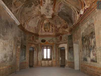 Attraverso due porte laterali si passa al salone ottagonale centrale, un vero e proprio tesoro. Il vano, illuminato unicamente dalle finestre laterali, � infatti un tripudio di affreschi